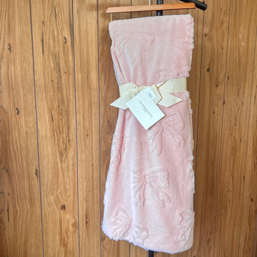 Magaschoni Home Blush Pink Faux Fur Bow Throw Blanket 50x70 GHM5138 NEW
